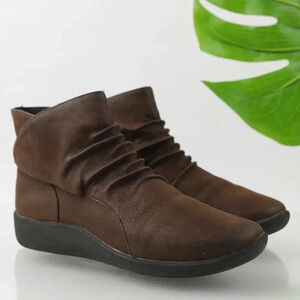 Clark’s sillian sway suede comfort ruched ankle booties sz.8 comfort casual